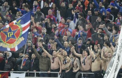 FOTO Adrenalina încălzeşte şi cîntă! Momentul în care fanii Stelei şi-au schimbat atitudinea la meciul cu Ajax