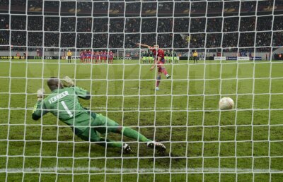 FOTO Loviturile perfecte în imagini » Cum au reacţionat steliştii după penalty-ul decisiv al lui Latovlevici