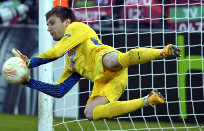 Tătăruşanu a plonjat în istorie! » Performanţă unică reuşită de portarul stelist în meciul cu Ajax