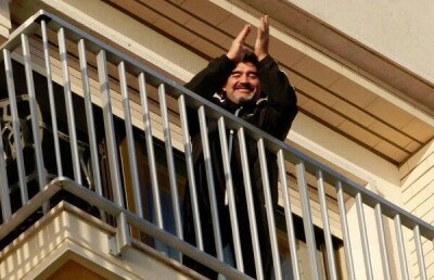 VIDEO » Zeul Maradona a revenit la Napoli! Fanii i-au făcut o primire incredibilă la hotel