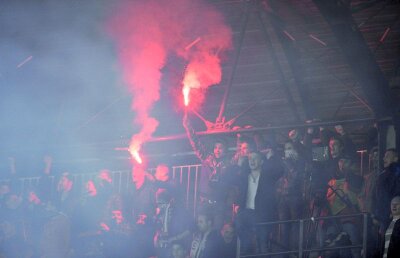 FOTO şi VIDEO Un suporter al Universităţii a intrat pe teren » Meciul a fost întrerupt cîteva minute din cauza incidentelor din tribune