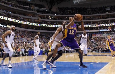 Lakers se depărtează de play-off, Dwight Howard a fost la pămînt