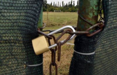 Scandalul continuă la baza Voinţa: "Buldozerele lui Ilie Năstase ne dărîmă acum terenurile!"