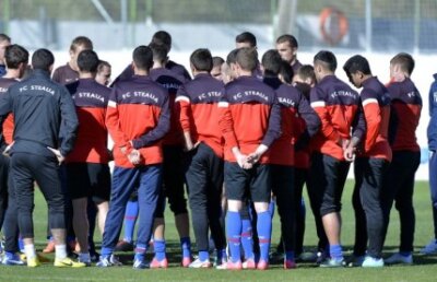 Reghe a lăsat 3 jucători în afara lotului pentru meciul cu Chelsea!