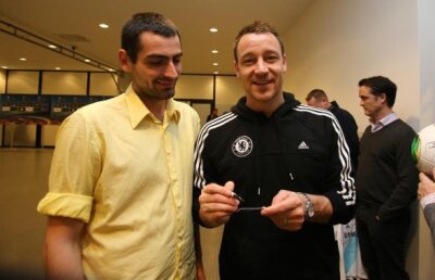 FOTO Chelsea respectă fanii! » Supervedetele englezilor n-au refuzat nici o solicitare pentru poze şi autografe