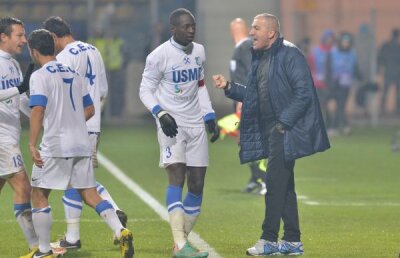 VIDEO Ajutor de la Răduţ şi Viera » Doi foşti elevi l-au ajutat pe Grigoraş să cîştige cu Oţelul la Tg. Jiu, 1-0