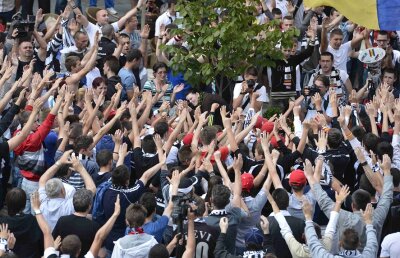 Iubire de suporter » Fanii "şepcilor roşii" au cumpărat 3.000 de bilete la un meci la care nu intră decît femeile şi copiii