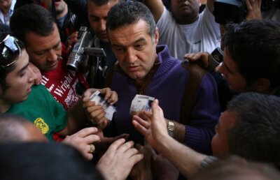 Discuţia care dă cărţile pe faţă cu biletele Stelei la meciul de joi: "Mache şi Mustaţă cărau teancuri de tichete"