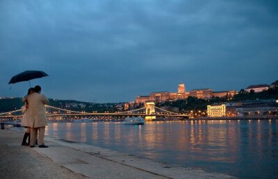 Ioaniţoaia a ajuns în Ungaria şi a luat pulsul meciului într-un oraş aflat în stăpînirea ploii: "Budapesta de sub umbrele"