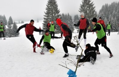 Dinamoviştii suferă în zăpada din Poiană: "Cornel Ţălnar e profet! S-a rugat să ningă!"