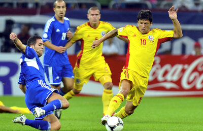 Dodele, bagă-te la "rupt" lalele! » Selecţionerul pare decis să înceapă cu Tănase în flancul stîng cu Olanda