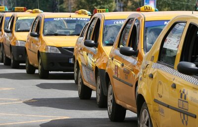 Grevă a taximetriştilor în faţa Primăriei Capitalei