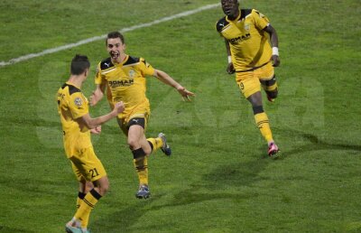 VIDEO 3 puncte oferite cadou de "comicul" Jovici » FC Braşov - Ceahlăul 1-0