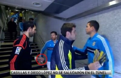 VIDEO Un nou scandal la Real Madrid » Casillas a refuzat să dea mîna cu rivalul său pe post!
