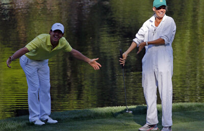 FOTO Asistent pentru o zi » Caroline Wozniacki a încercat să îl ajute pe iubitul ei, Rory McIlroy, la golf