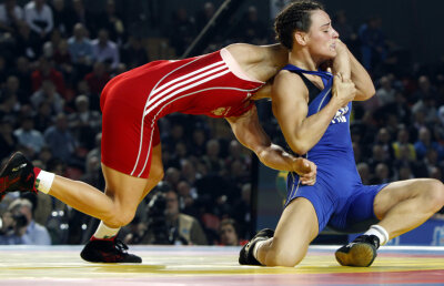 Antrenorul lotului naţional de lupte libere spune că Estera Dobre e distrusă psihic: "Nici nu poate să vorbească, e şocată"