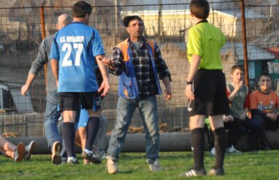FOTO Caz incredibil în fotbalul mic » Un arbitru a fost ameninţat cu un foarfece pe teren
