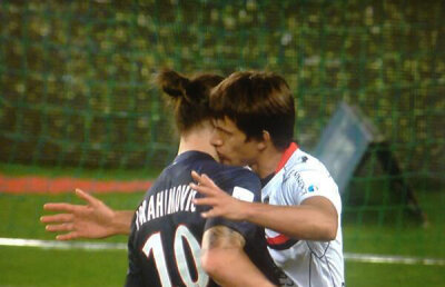 VIDEO Un vampir la Paris! » Ibrahimovici a luat ”galben” după ce a fost pupat pe gît în PSG - Nice 3-0