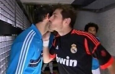 FOTO Fanii nu-l mai susţin pe Iker? » Un monument dedicat lui Casillas a fost vandalizat cu mesaje pro Lopez