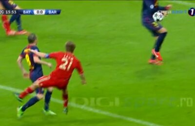 VIDEO Henţ evident în careu al lui Pique nesancţionat de Kassai!