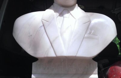 Gigi Becali a primit cadou o statuie cu înfăţişarea sa: "Mai şlefuieşte-o, că nu prea seamănă cu mine!" :D