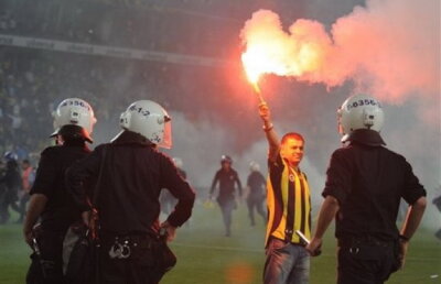 Incidente grave la derby-ul Turciei » Un suporter a fost înjunghiat şi a murit