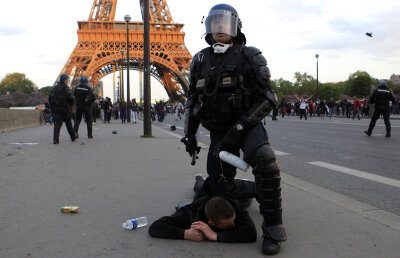 VIDEO 21 de ultraşi ai lui PSG arestaţi! » Ultraşii parizieni au provocat panică în capitala Franţei