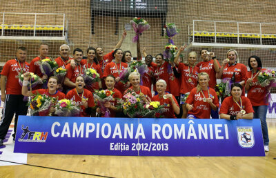 FOTO Ultima seară galactică » Oltchim a sărbătorit titlul de campioană naţională după meciul cu HCM Baia Mare