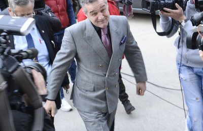 Becali l-a ignorat azi pe Reghecampf: "Lasă-l naibii de fotbal!"