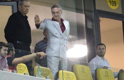 Becali "a rezolvat" două transferuri înainte să plece în arest: "Aveţi grijă!"