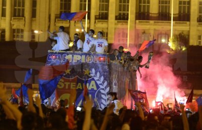 UPDATE FOTO&VIDEO Steliştii au cîntat alături de fani în Piaţa Constituţiei