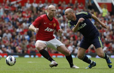 VIDEO şi FOTO » Legendele lui Real Madrid au făcut show pe Old Trafford: Figo, Zidane sau Van Nistelrooy au evoluat într-un meci caritabil