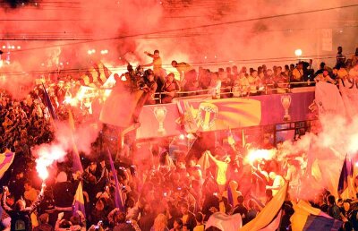 FOTO Dans cu 50.000 de "lupi" » Jucătorii Petrolului au avut parte de o primire fastuoasă din partea fanilor la Ploieşti