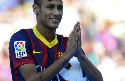 VIDEO Neymaravilla » Noul brazilian-minune Neymar a fost prezentat la FC Barcelona în faţa a 50.000 de suporteri