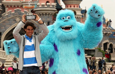 La braţ cu eroii Disneyland » Rafael Nadal a sărbătorit în lumea poveştilor trofeul cîştigat la Paris