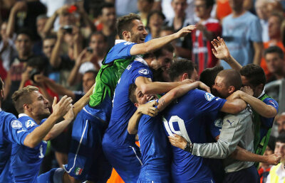 VIDEO Squadra de foc » Se repetă finala de la Euro 2012 » Haţegan a rezistat într-o semifinală fierbinte: Italia - Olanda 1-0