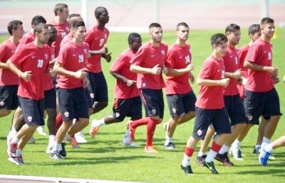 Pe stînga, ca la Medicină » "Cîinii" au probleme în a-şi găsi un fundaş lateral