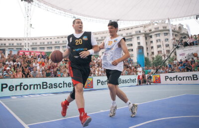 Premierul Victor Ponta a făcut spectacol la cel mai mare turneu din baschet din România, Wizz Air Sport Arena Streetball!
