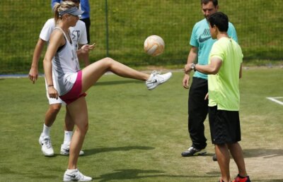 VIDEO Eliminată de la Wimbledon în turul 2, Şarapova s-a reorientat către fotbal şi se descurcă de minune :)