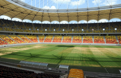 Oprescu s-a dat la Sandu şi a promis că va rezolva problema terenului: "Schimbăm gazonul pînă la Supercupă"