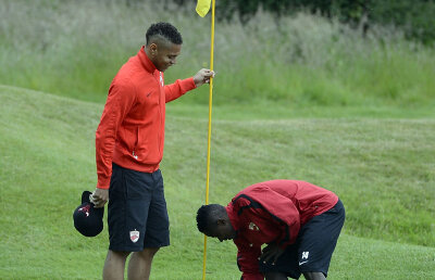 FOTO Lecţia de golf » Mulţescu i-a dus pe dinamovişti să urmărească meciuri din sportul lui Tiger Woods