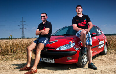 FOTO Cursa vieţii » Un medic şi un corporatist vor porni în cel mai lung rally caritabil din lume: 18.000 de kilometri pe patru roţi!