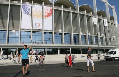 VIDEO Surpriză la casele de bilete de la Naţional Arena: "Ţin cu Vardar" :) » Răspunsurile comice ale unui suporter