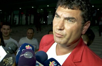 Tolontan despre apariţia lui Borcea la finalul derby-ului » Bărbatul cu sacou roşu