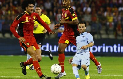 "Puricele" din iarbă » Imaginea săptămînii în fotbal: Valbuena păleşte în faţa ”giganţilor” Kompany şi Fellaini