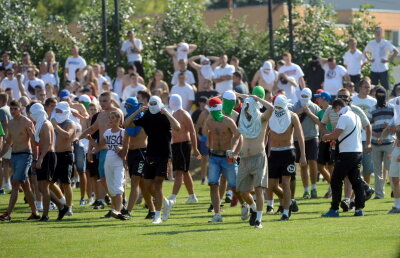 FOTO Atenţie, sînt răi! » Ultraşii polonezi şi-au făcut de cap în Polonia înainte de a veni la Bucureşti