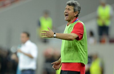 Cinci motive pentru care jucătorii lui Dinamo nu-l mai vor pe Mulţescu: "Ce te bucurai, mă, aşa la gol?"