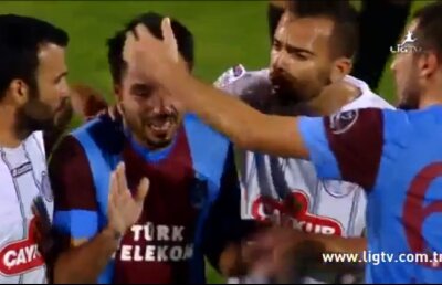 VIDEO Dat afară de fani! » Insultat de fani, Volkan Şen a ieşit plîngînd de pe teren şi a rupt contractul cu Trabzon