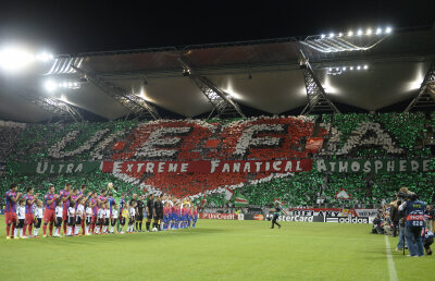 FOTO Singuri în mijlocul decibelilor » UEFA a fost ironizată printr-o coregrafie de zile mari la Varşovia