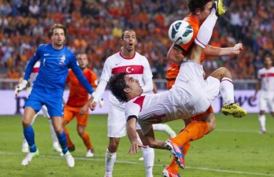 Jurnaliştii batavi susţin că vedetele portocaliilor se vor proteja în ultimele două meciuri: "Voi, românii, credeţi că Robben îşi va rupe picioarele în Turcia?"